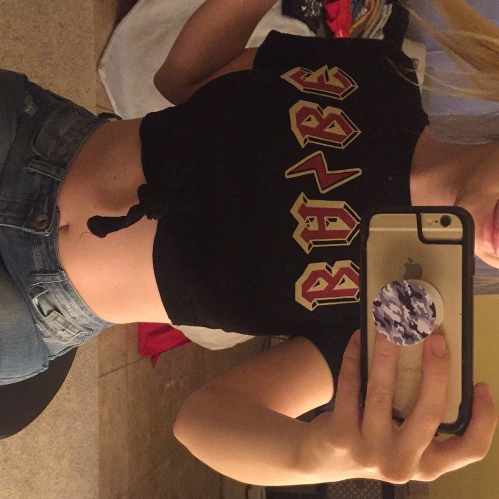 Crop top graphic “BABE” shirt